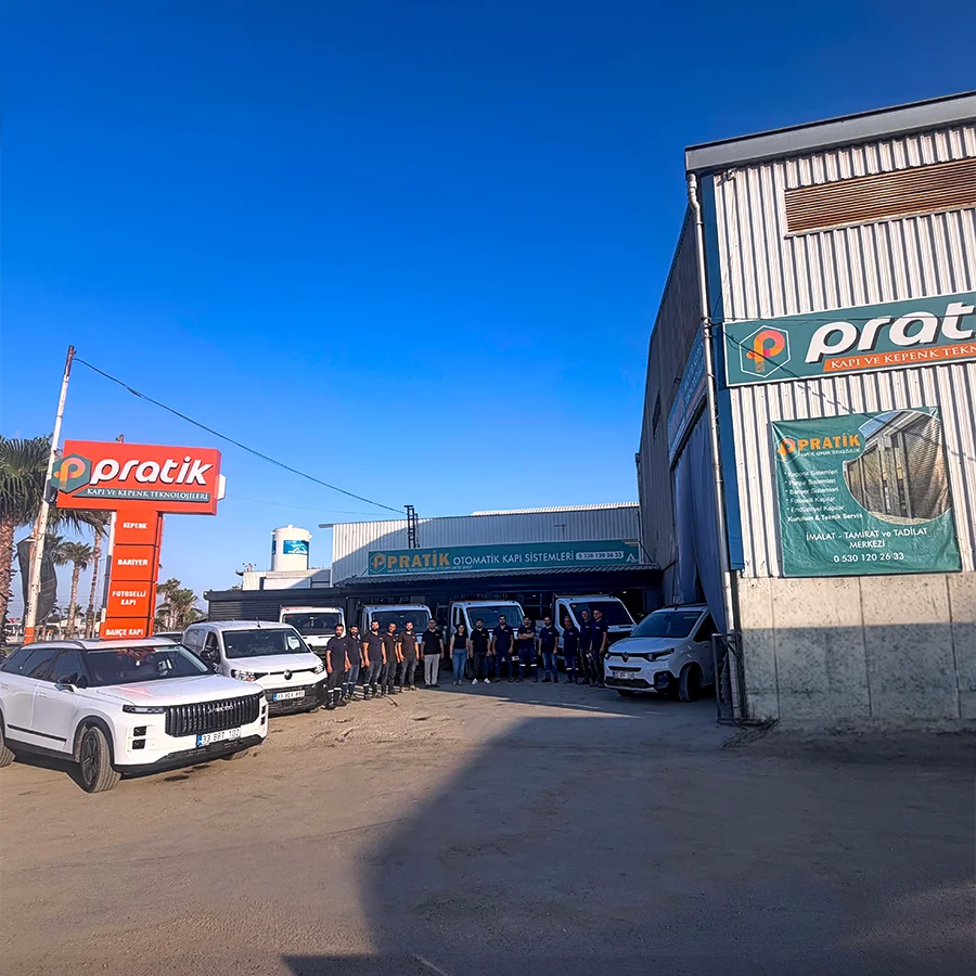 Pratik Kapı ve Kepenk Teknolojileri Mersin merkezi önünde ekip ve servis araçları