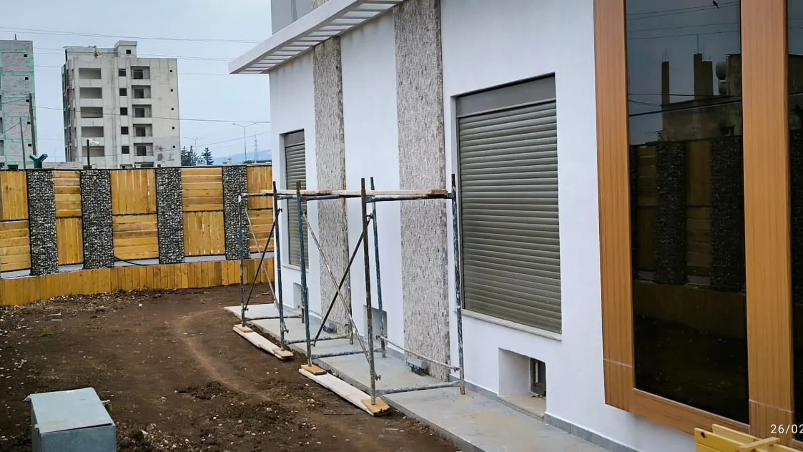 Konut cephesinde kahverengi alüminyum panjurlar