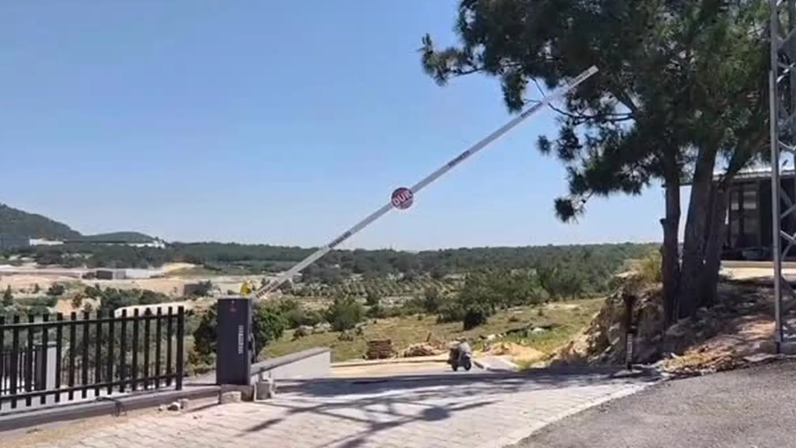 Silifke’de bir tesis girişine kurulan uzun kollu otomatik bariyer