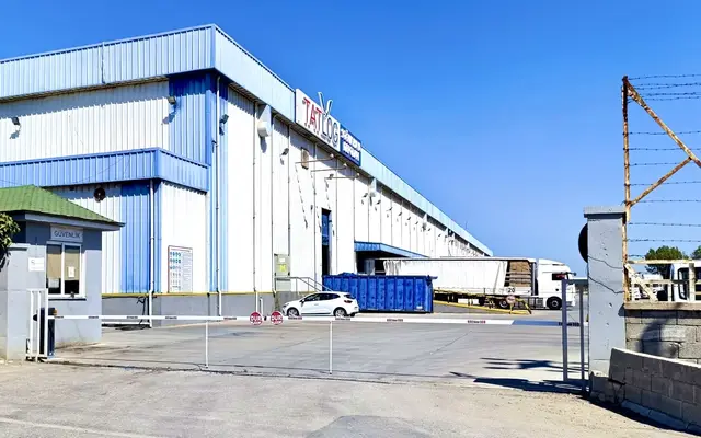 Fabrika girişinde bariyer ve güvenlik