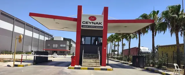 Güvenlik kulübeli tesis girişi ve bariyer