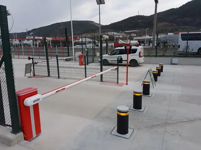Kırmızı gövdeli otomatik bariyer ve babalar