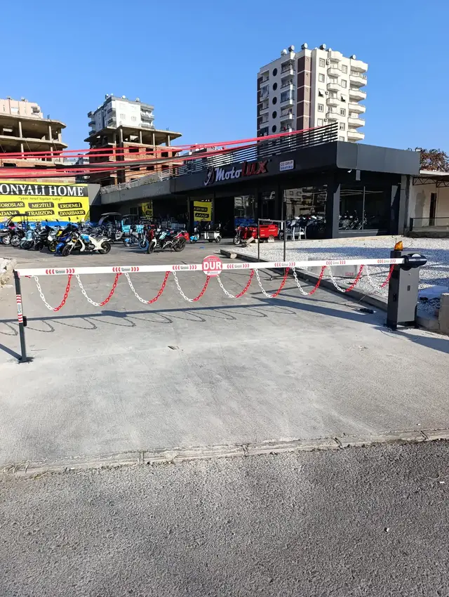 Otopark girişinde otomatik bariyer