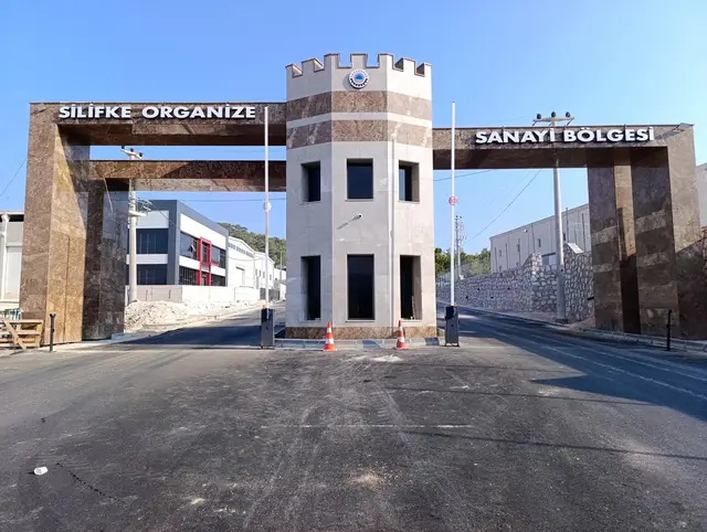 Organize sanayi bölgesi girişinde bariyerler