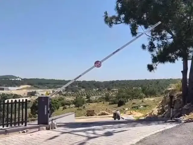 Tesis girişinde uzun kollu bariyer