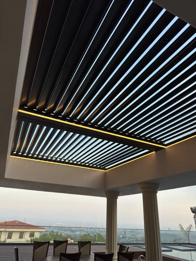 Deniz manzaralı terasta LED aydınlatmalı bioclimatic pergole