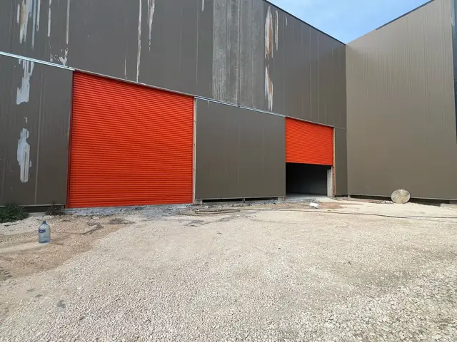 Gri cephede turuncu çelik kepenkler
