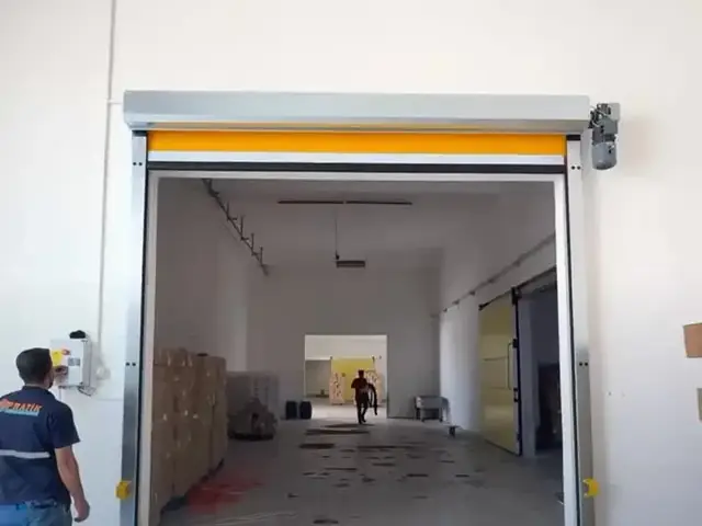 Sarı çerçeveli sarmal branda kapı