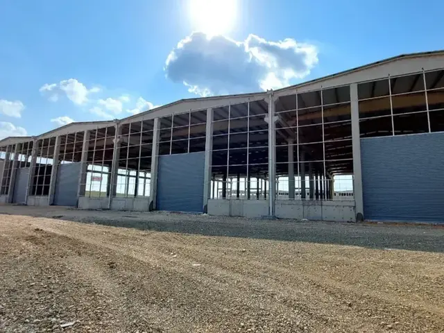 Antrepo binasında çelik kepenkler
