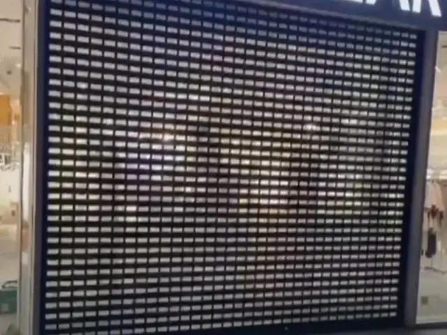 AVM mağazasında delikli sarmal çelik kepenk