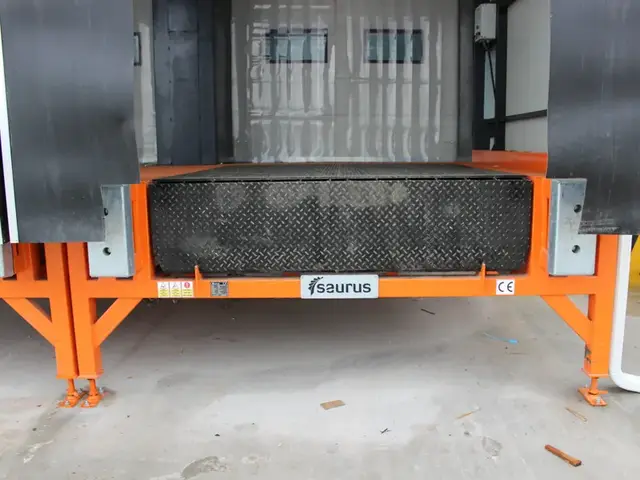 Yükleme körüğü altında hidrolik rampa