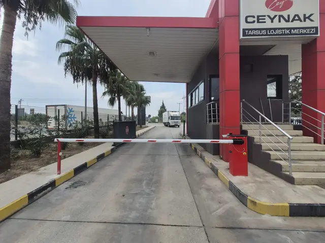 Lojistik merkezi girişinde otomatik kollu bariyer