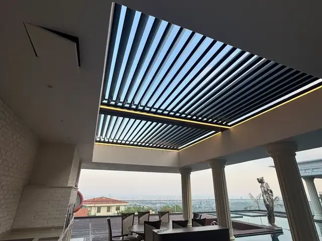 Terasta lamelleri açık bioclimatic pergole