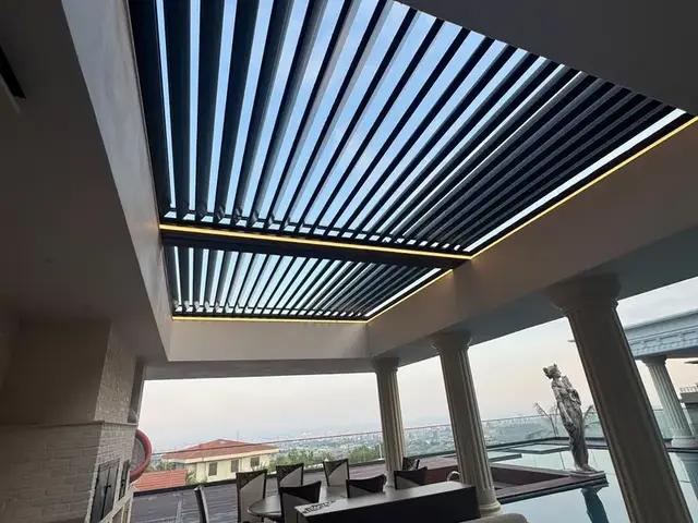Teras üzerinde aydınlatmalı pergole