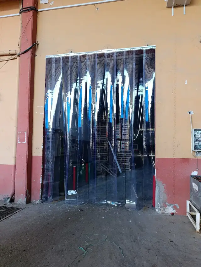 Depo girişinde şeffaf şerit perde