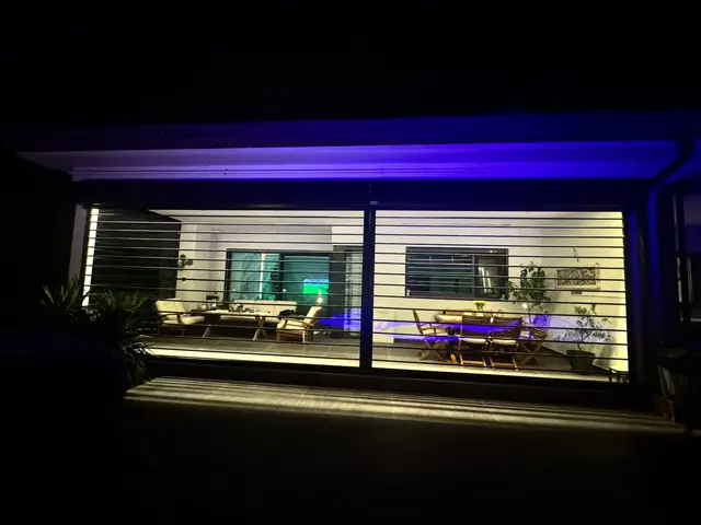 Gece aydınlatmasıyla şeffaf kepenkli kış bahçesi