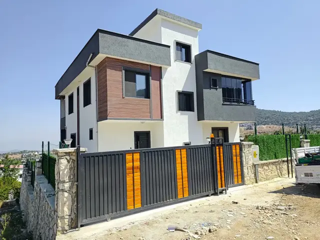 Müstakil evde antrasit ve ahşap yana kayar bahçe kapısı