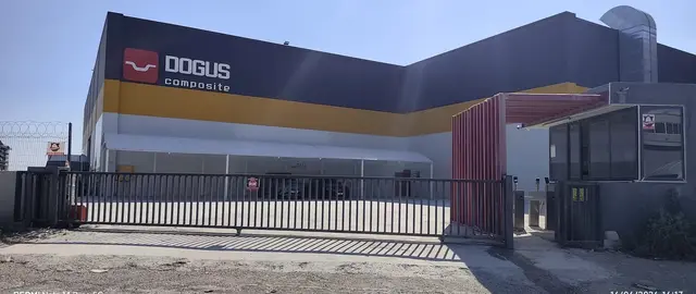 Fabrika girişinde uzun yana kayar demir kapı