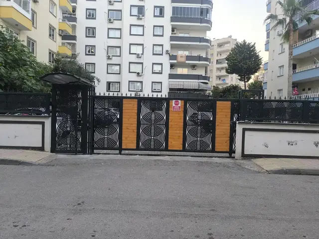 Apartman bahçesinde dekoratif yana kayar kapı