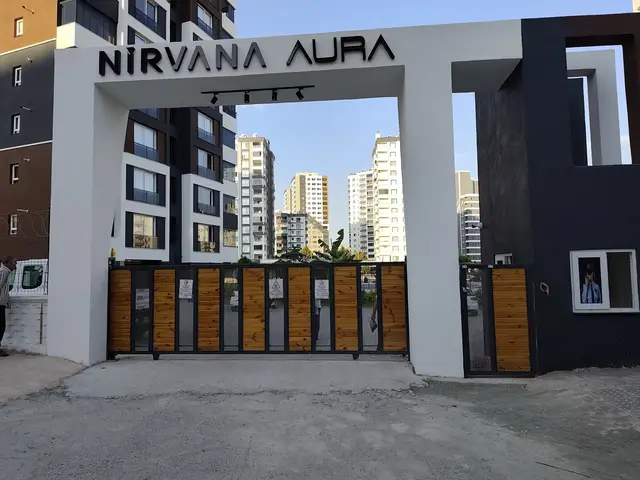 Konut sitesi girişinde ahşap görünümlü yana kayar kapı