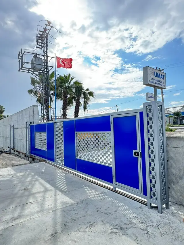 Fabrika girişinde mavi panelli yana kayar kapı