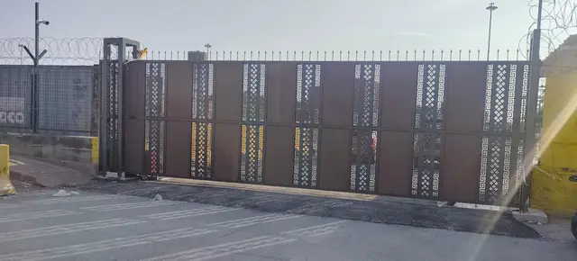 Tesis çevresinde uzun yana kayar kapı
