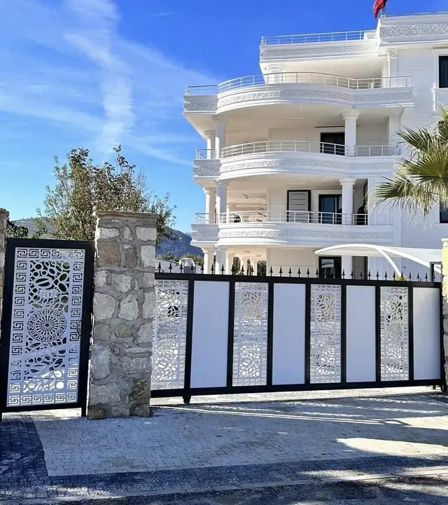 Villada beyaz lazer kesim yana kayar kapı