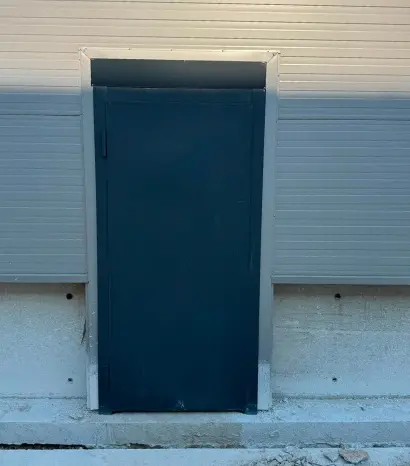 Sandviç panel cephede antrasit çelik yangın kapısı